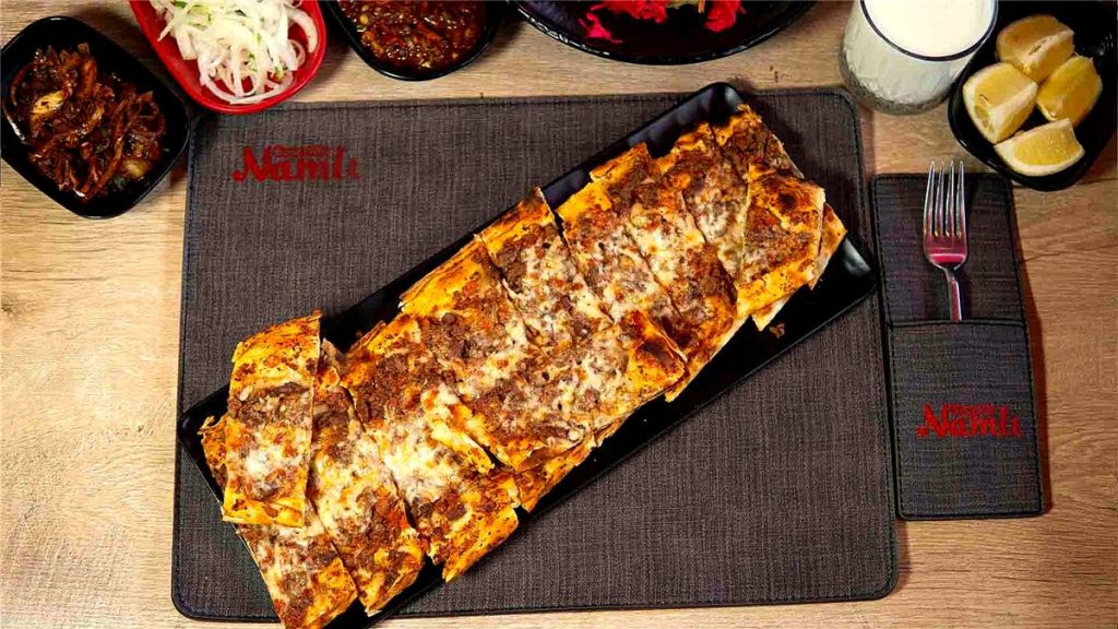 Kuşbaşılı Pide (Kaşarlı)
