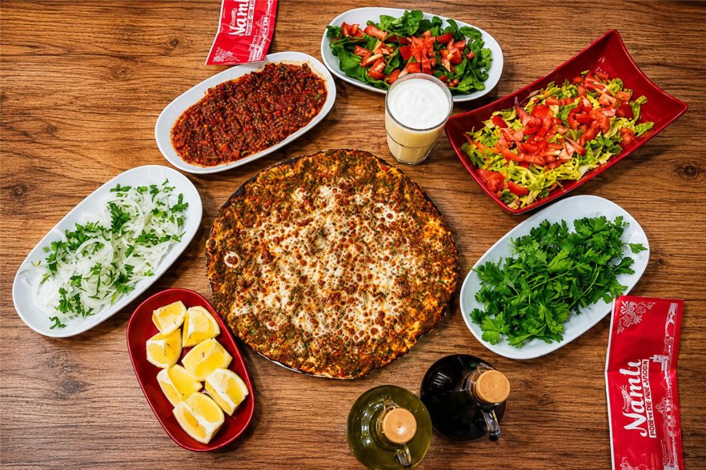 SEBZELİ KAŞARLI LAHMACUN